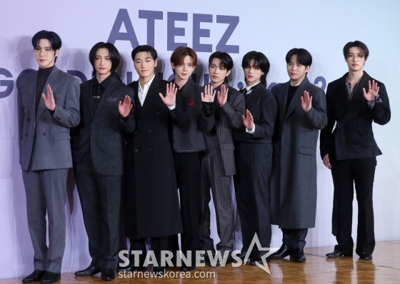그룹 에이티즈(ATEEZ)가 14일 오후 서울 송파구 롯데호텔 월드에서 진행된 미니 11집 '골든 아워 : 파트 2(GOLDEN HOUR : Part.2)' 발매 기념 기자간담회에 참석해 포즈를 취하고 있다. 에이티즈의 미니 11집에는 '딥 다이브(DEEP DIVE)'를 시작으로 '씬 1 : 밸류(Scene 1 : Value)', '아이스 온 마이 티스(Ice On My Teeth)', '맨 온 파이어(Man on Fire)', '셀피쉬 왈츠(Selfish Waltz)', '이너프(Enough)'까지 총 6개의 트랙이 수록돼 있다. 2024.11.14 /사진=김창현 chmt@