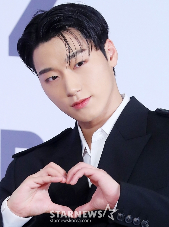 그룹 에이티즈(ATEEZ) 산이 14일 오후 서울 송파구 롯데호텔 월드에서 진행된 미니 11집 '골든 아워 : 파트 2(GOLDEN HOUR : Part.2)' 발매 기념 기자간담회에 참석해 포즈를 취하고 있다. 에이티즈의 미니 11집에는 '딥 다이브(DEEP DIVE)'를 시작으로 '씬 1 : 밸류(Scene 1 : Value)', '아이스 온 마이 티스(Ice On My Teeth)', '맨 온 파이어(Man on Fire)', '셀피쉬 왈츠(Selfish Waltz)', '이너프(Enough)'까지 총 6개의 트랙이 수록돼 있다. 2024.11.14 /사진=김창현 chmt@