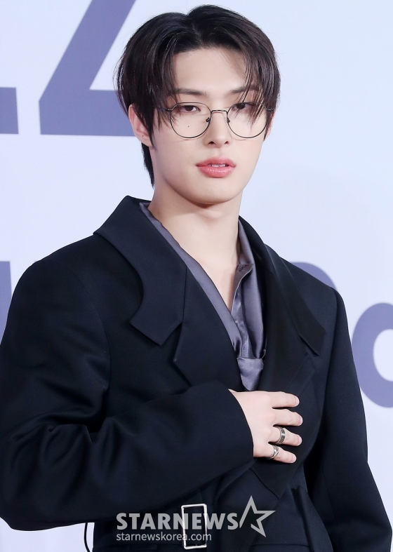 그룹 에이티즈(ATEEZ) 민기가 14일 오후 서울 송파구 롯데호텔 월드에서 진행된 미니 11집 '골든 아워 : 파트 2(GOLDEN HOUR : Part.2)' 발매 기념 기자간담회에 참석해 포즈를 취하고 있다. 에이티즈의 미니 11집에는 '딥 다이브(DEEP DIVE)'를 시작으로 '씬 1 : 밸류(Scene 1 : Value)', '아이스 온 마이 티스(Ice On My Teeth)', '맨 온 파이어(Man on Fire)', '셀피쉬 왈츠(Selfish Waltz)', '이너프(Enough)'까지 총 6개의 트랙이 수록돼 있다. 2024.11.14 /사진=김창현 chmt@