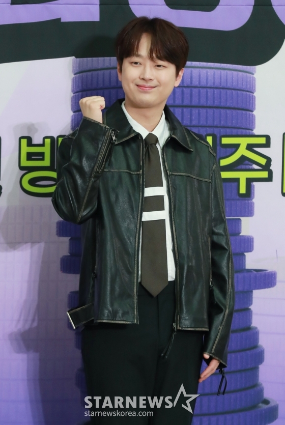 가수 이찬원이 21일 오전 서울 여의도 KBS에서 진행된 2TV 예능 '하이엔드 소금쟁이' 제작발표회에 참석해 포즈를 취하고 있다. 연예계의 소문난 '짠테크' 고수인 MC 4인방과 경제 전문가 김경필이 소비생활 솔루션을 원하는 시청자들의 소비로그를 살펴보고 스마트한 소비 노하우와 솔루션을 제공하는 전 국민 부자 메이커 프로젝트 '하이엔드 소금쟁이'는 오늘(21일) 첫 방송된다. /2024.05.21 /사진=이동훈
