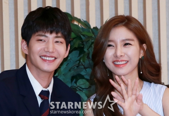 배우 송재림, 김소은이 26일 오후 서울 양천구 목동 SBS 사옥에서 진행된 SBS 주말드라마 '우리 갑순이' 제작발표회에 참석해 포즈를 취하고 있다. '우리 갑순이'는 우리 시대 결혼과 연애, 가족의 이야기를, 갑순이와 갑돌이 가족을 통해 현실감 있으면서도 유쾌하게 보여주는 작품으로 오는 27일 첫 방송된다. /사진=김창현 기자 chmt@