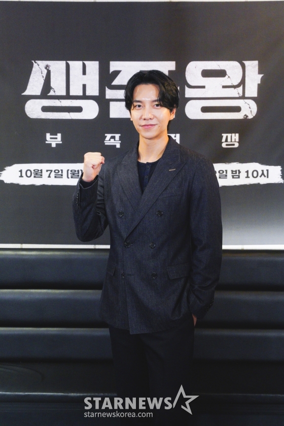 가수 겸 배우 이승기가 7일 오후 온라인으로 진행된 TV CHOSUN 정글 서바이벌 '생존왕 : 부족전쟁' 제작발표회에 참석해 포즈를 취하고 있다. '생존왕 : 부족전쟁'은 피지컬·정글·군인·국가대표 등 총 4팀으로 나뉜 12명의 정예 멤버가 정글 오지에서 10일간 자급자족으로 살아남으며 총 3라운드의 대결로 '생존 최강자'를 가리는 서바이벌 예능이다. / 사진제공 = TV조선 /사진=김창현