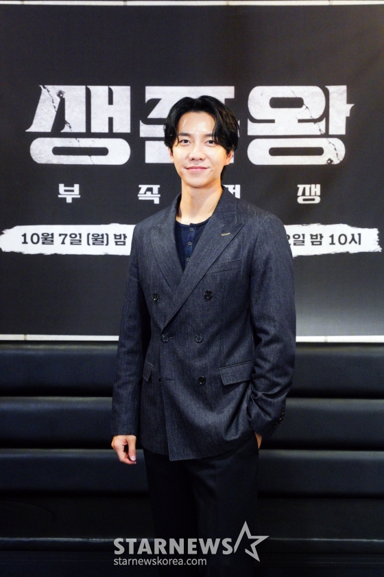 가수 겸 배우 이승기가 7일 오후 온라인으로 진행된 TV CHOSUN 정글 서바이벌 '생존왕 : 부족전쟁' 제작발표회에 참석해 포즈를 취하고 있다.   '생존왕 : 부족전쟁'은 피지컬·정글·군인·국가대표 등 총 4팀으로 나뉜 12명의 정예 멤버가 정글 오지에서 10일간 자급자족으로 살아남으며 총 3라운드의 대결로 '생존 최강자'를 가리는 서바이벌 예능이다. / 사진제공 = TV조선 /사진=김창현