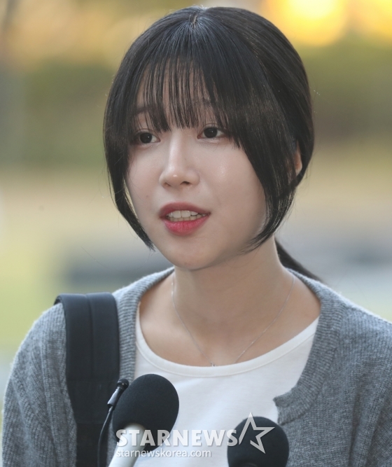(수원=뉴스1) 김영운 기자 = 먹방 유튜버 '쯔양'(박정원)이 15일 경기 수원시 영통구 수원지방법원에서 입장 표명을 하고 있다. 쯔양은 이날 열린 공갈 등 혐의로 구속 기소된 유튜버 '구제역'(이준희)에 대한 공판에 직접 증인으로 출석할 예정이다. 2024.11.15/뉴스1 Copyright (C) 뉴스1. All rights reserved. 무단 전재 및 재배포, AI학습 이용 금지. /사진=(수원=뉴스1) 김영운 기자