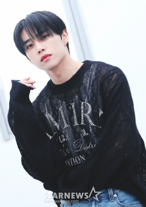 그룹 더보이즈(THE BOYZ) 선우가 서울 강남구 IST엔터테인먼트 사옥에서 진행된 '2023 아시아 아티스트 어워즈 인 필리핀'(2023 Asia Artist Awards IN THE PHILIPPINES, 이하 2023 AAA) 수상 인터뷰에 앞서 포즈를 취하고 있다. 더보이즈는 '2023 AAA'에서 AAA 가수 부문 베스트 아티스트상과 멤버 영훈이 배우 부문 포커스상을 수상했다. 더보이즈는 지난 한해 동안 8번째 미니앨범 '비 어웨이크'(BE AWAKE), 두 번째 정규 앨범 '판타지' 파트1 '크리스마스 인 어거스트'(Christmas In August) 그리고 '판타지' 파트2 '식스 센스'(Sixth Sense) 등을 발매하며 팬들의 큰 사랑을 받았다. /사진=김창현