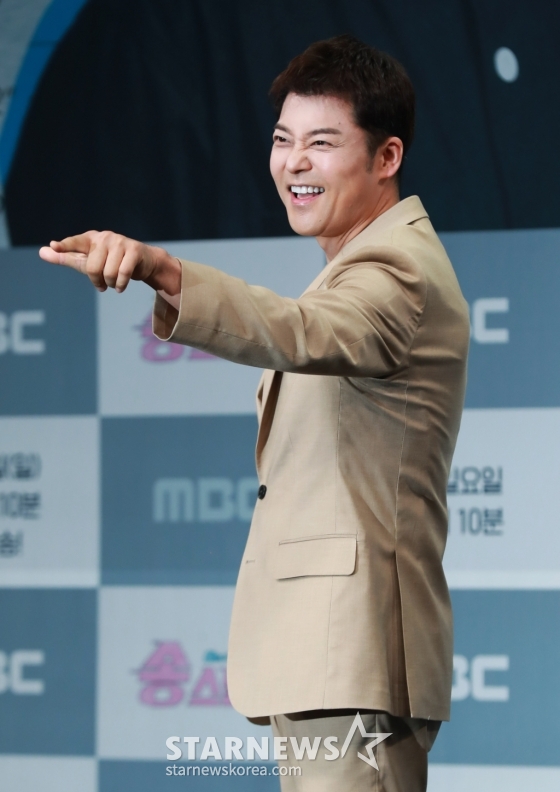 방송인 전현무가 3일 오전 서울 마포구 상암동 MBC에서 진행된 예능 '송스틸러' 제작발표회에 참석해 포즈를 취하고 있다. 갖고 싶은 남의 곡을 대놓고 훔칠 수 있는 기회를 제공하는 신개념 음악 프로그램 '송스틸러'는 오는 5일 첫 방송된다. /2024.05.03 /사진=이동훈