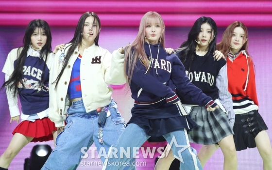 (서울=뉴스1) 권현진 기자 = 그룹 아일릿이 21일 오후 서울 광진구 광장동 예스24 라이브홀에서 가진 두 번째 미니앨범 'I'LL LIKE YOU' 발매 기념 쇼케이스에서 신곡을 선보이고 있다. 2024.10.21/뉴스1 Copyright (C) 뉴스1. All rights reserved. 무단 전재 및 재배포, AI학습 이용 금지. /사진=(서울=뉴스1) 권현진 기자
