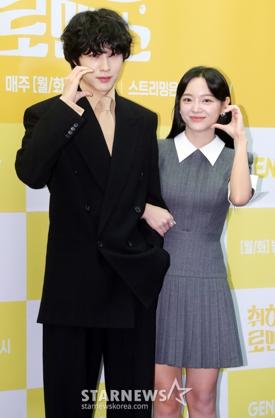 배우 이종원, 김세정이 4일 오후 서울 마포구 상암동 스탠포드 서울에서 진행된 ENA 월화드라마 '취하는 로맨스' 제작발표회에 참석해 포즈를 취하고 있다. '취하는 로맨스'는 감정을 숨기는 게 당연한 '초열정' 주류회사 영업왕 용주(김세정 분)와 감정을 캐치하는 게 일상인 '초민감' 브루어리 대표 민주(이종원 분)의 설렘 도수 끌올 로맨스. 2024.11.04 /사진=김창현 chmt@