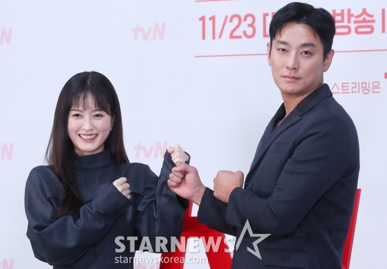 배우 정유미, 주지훈이 18일 오후 서울 구로구 라마다 신도림 호텔에서 진행된 tvN 토일드라마 '사랑은 외나무 다리에서' 제작발표회에 참석해 포즈를 취하고 있다.  '사랑은 외나무 다리에서'는 원수의 집안에서 같은 날 같은 이름으로 태어난 남자 석지원과 여자 윤지원. 열여덟의 여름 아픈 이별 후, 18년 만에 재회한 철천지원수들의 전쟁 같은 로맨스. 오는 23일 첫 방송. 2024.11.18 /사진=김창현 chmt@