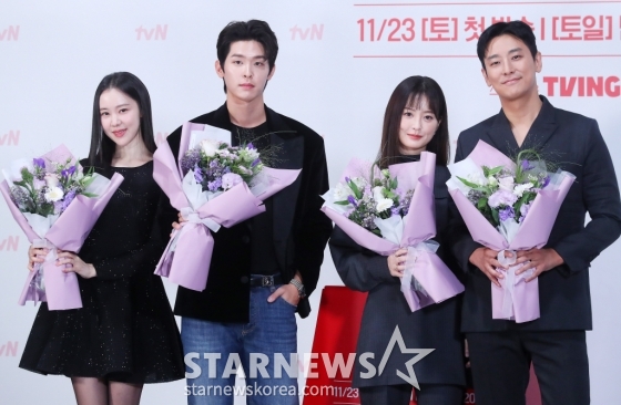 배우 김예원, 이시우, 정유미, 주지훈이 18일 오후 서울 구로구 라마다 신도림 호텔에서 진행된 tvN 토일드라마 '사랑은 외나무 다리에서' 제작발표회에 참석해 포즈를 취하고 있다.  '사랑은 외나무 다리에서'는 원수의 집안에서 같은 날 같은 이름으로 태어난 남자 석지원과 여자 윤지원. 열여덟의 여름 아픈 이별 후, 18년 만에 재회한 철천지원수들의 전쟁 같은 로맨스. 오는 23일 첫 방송. 2024.11.18 /사진=김창현 chmt@