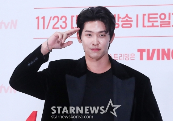 배우 이시우가 18일 오후 서울 구로구 라마다 신도림 호텔에서 진행된 tvN 토일드라마 '사랑은 외나무 다리에서' 제작발표회에 참석해 포즈를 취하고 있다.  '사랑은 외나무 다리에서'는 원수의 집안에서 같은 날 같은 이름으로 태어난 남자 석지원과 여자 윤지원. 열여덟의 여름 아픈 이별 후, 18년 만에 재회한 철천지원수들의 전쟁 같은 로맨스. 오는 23일 첫 방송. 2024.11.18 /사진=김창현 chmt@