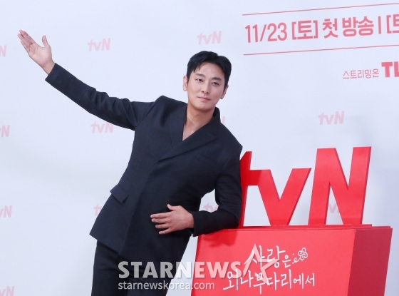 배우 주지훈이 18일 오후 서울 구로구 라마다 신도림 호텔에서 진행된 tvN 토일드라마 '사랑은 외나무다리에서' 제작발표회에 참석해 포즈를 취하고 있다. '사랑은 외나무다리에서'는 원수의 집안에서 같은 날 같은 이름으로 태어난 남자 석지원과 여자 윤지원. 열여덟의 여름 아픈 이별 후, 18년 만에 재회한 철천지원수들의 전쟁 같은 로맨스. 오는 23일 첫 방송. 2024.11.18 /사진=김창현 chmt@