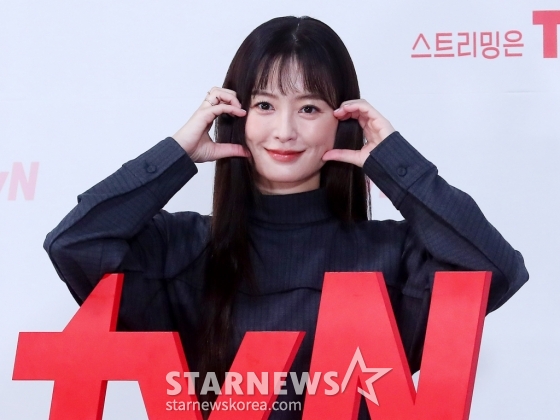 배우 정유미가 18일 오후 서울 구로구 라마다 신도림 호텔에서 진행된 tvN 토일드라마 '사랑은 외나무다리에서' 제작발표회에 참석해 포즈를 취하고 있다. '사랑은 외나무다리에서'는 원수의 집안에서 같은 날 같은 이름으로 태어난 남자 석지원과 여자 윤지원. 열여덟의 여름 아픈 이별 후, 18년 만에 재회한 철천지원수들의 전쟁 같은 로맨스. 오는 23일 첫 방송. 2024.11.18 /사진=김창현 chmt@