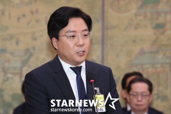 (서울=뉴스1) 이광호 기자 = 김태호 하이브 최고운영책임자가 24일 오후 서울 여의도 국회에서 열린 문화체육관광위원회의 문화체육관광부 등에 대한 종합국정감사에 출석해 의원 질의에 답하고 있다. 2024.10.24/뉴스1 Copyright (C) 뉴스1. All rights reserved. 무단 전재 및 재배포, AI학습 이용 금지. /사진=(서울=뉴스1) 이광호 기자