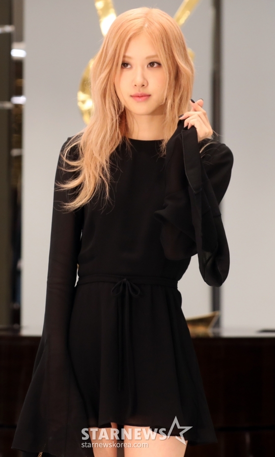 그룹 블랙핑크 로제가 22일 저녁 서울 여의도 더 현대 서울에서 열린 생 로랑(Saint Laurent) '2023 여름 컬렉션 팝업 오프닝 이벤트'에 참석해 포즈를 취하고 있다. 2023.05.22