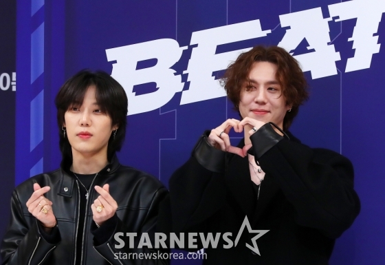 프로듀서 엘 캐피탄, 가수 유겸이 19일 오전 서울 양천구 목동 SBS사옥에서 진행된 글로벌 보이 그룹 오디션 프로그램 '유니버스 리그' 제작발표회에 참석해 포즈를 취하고 있다. '유니버스 리그'는 단 하나의 프리즘 컵을 차지하기 위해 경쟁하는 리그전 형식의 오디션이다. 2024.11.19 /사진=김창현 chmt@
