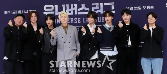 이환진 PD, 가수 박재범, 유겸, 프로듀서 엘 캐피탄, 웨이션 브이 양양, 텐, 가수 이창섭, 유화 PD가 19일 오전 서울 양천구 목동 SBS사옥에서 진행된 글로벌 보이 그룹 오디션 프로그램 '유니버스 리그' 제작발표회에 참석해 포즈를 취하고 있다. '유니버스 리그'는 단 하나의 프리즘 컵을 차지하기 위해 경쟁하는 리그전 형식의 오디션이다. 2024.11.19 /사진=김창현 chmt@