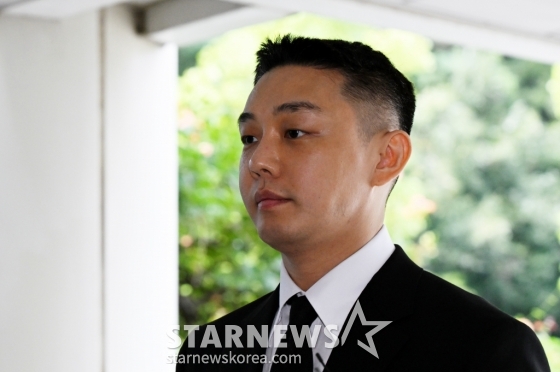 (서울=뉴스1) 임세영 기자 = 프로포폴 상습 투약 혐의로 기소된 배우 유아인(본명 엄홍식)이 3일 서울 서초구 서울중앙지방법원에서 열린 1심 선고 공판에 출석하고 있다. 이날 서울중앙지법 형사합의25부는 유 씨에게 징역 1년을 선고했다. (공동취재) 2024.9.3/뉴스1 Copyright (C) 뉴스1. All rights reserved. 무단 전재 및 재배포, AI학습 이용 금지. /사진=(서울=뉴스1) 임세영 기자