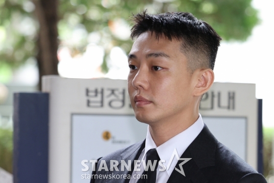 (서울=뉴스1) 신웅수 기자 = 마약 투약 혐의를 받는 배우 유아인(본명 엄홍식)이 24일 오후 서울 서초구 서울중앙지법에서 열린 공판에 출석하고 있다. 유아인은 지난 2020년 9월부터 2022년 3월까지 미용 시술을 위한 수면 마취를 가장하는 방식 등으로 181차례에 걸쳐 프로포폴 등을 상습 투약한 혐의를 받고 있다. 2024.7.24/뉴스1 Copyright (C) 뉴스1. All rights reserved. 무단 전재 및 재배포, AI학습 이용 금지. /사진=(서울=뉴스1) 신웅수 기자
