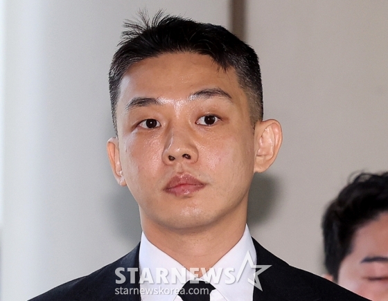 (서울=뉴스1) 박지혜 기자 = 마약 투약 혐의를 받는 배우 유아인(본명 엄홍식)이 18일 오후 서울 서초구 서울중앙지법에서 열린 6차 공판에 출석하고 있다. 유아인은 지난 2020년 9월부터 2022년 3월까지 미용 시술을 위한 수면 마취를 가장하는 방식 등으로 181차례에 걸쳐 프로포폴 등을 상습 투약한 혐의를 받고 있다. 앞서 열린 공판에서 유아인 측은 프로포폴, 대마 혐의만 일부 인정했다. 대마 흡연 교사, 증거 인멸 교사 혐의에 대해서는 인정하지 않았다. 2024.6.18/뉴스1 Copyright (C) 뉴스1. All rights reserved. 무단 전재 및 재배포, AI학습 이용 금지. /사진=(서울=뉴스1) 박지혜 기자