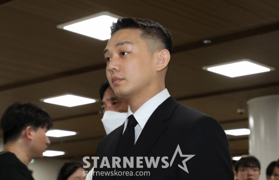 (서울=뉴스1) 임세영 기자 = 마약 투약 혐의를 받는 배우 유아인(본명 엄홍식)이 3일 오후 서울 서초구 서울중앙지법에서 열린 1심 선고 공판에 출석하고 있다. 유아인은 지난 2020년 9월부터 2022년 3월까지 미용 시술을 위한 수면 마취를 가장하는 방식 등으로 181차례에 걸쳐 프로포폴 등을 상습 투약한 혐의를 받고 있다. 2024.9.3/뉴스1 Copyright (C) 뉴스1. All rights reserved. 무단 전재 및 재배포, AI학습 이용 금지. /사진=(서울=뉴스1) 임세영 기자