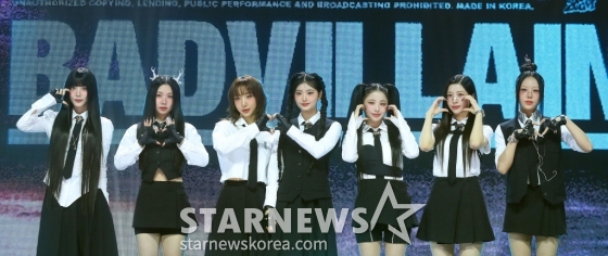 걸그룹 배드빌런이 19일 오후 서울 광진구 예스24 라이브홀에서 진행된 디지털 싱글 '숨(ZOOM)' 발매 기념 쇼케이스에 참석해 포즈를 취하고 있다. '숨(ZOOM)'은 탄탄한 보컬과 쫄깃한 래핑, 독보적인 퍼포먼스로 등장부터 화제를 모았던 배드빌런의 강한 음악적 자신감을 담은 곡이다. 2024.11.19 /사진=김창현 chmt@