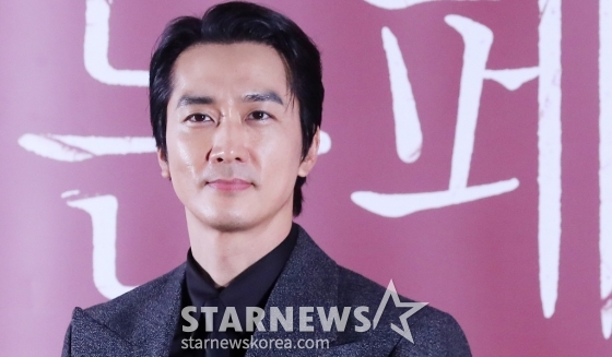 배우 송승헌이 13일 오후 서울 강남구 삼성동 코엑스 메가박스에서 진행된 영화 '히든페이스' 언론시사회 및 기자간담회에 참석해 포즈를 취하고 있다. '히든페이스'는 한통의 영상편지만 남기고 사라진 약혼녀의 행방을 쫓던 한 남자가 그녀와 관련된 충격적인 비밀을 마주하게 되면서 벌어지는 미스터리 스릴러. 오는 20일 개봉. 2024.11.13 /사진=김창현 chmt@