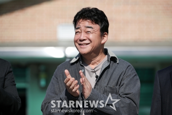 (남양주=뉴스1) 이승배 기자 = 백종원 더본코리아 대표가 7일 경기도의 한 군 부대에서 열린 더본코리아 특식제공 행사에서 박수치고 있다. 2024.11.7/뉴스1 Copyright (C) 뉴스1. All rights reserved. 무단 전재 및 재배포, AI학습 이용 금지. /사진=(남양주=뉴스1) 이승배 기자