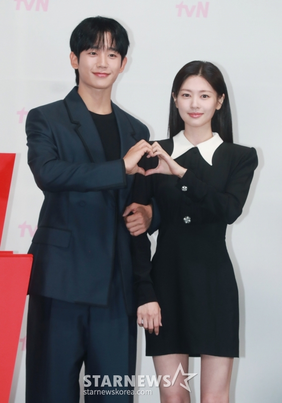 배우 정해인, 정소민이 14일 오전 서을 구로구 신도림 라마다 호텔에서 진행된 tvN 토일드라마 '엄마친구아들' 제작발표회에 참석해 포즈를 취하고 있다. 오류 난 인생을 재부팅하려는 여자와 그의 살아있는 흑역사인 엄마친구아들이 벌이는 파란만장 동네 한 바퀴 로맨스 '엄마친구아들'은 오는 17일 첫 방송된다. /2024.08.14 /사진=이동훈