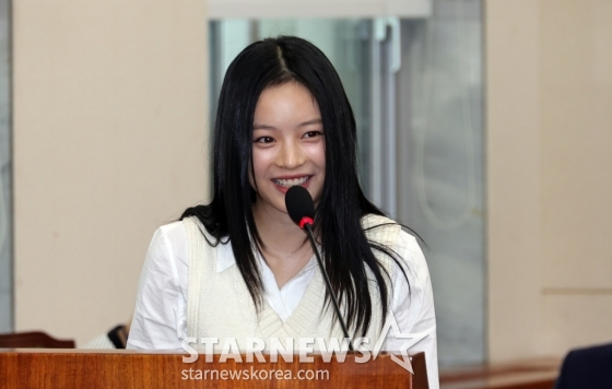 (서울=뉴스1) 국회사진취재단 = 그룹 뉴진스(NewJeans)의 하니가 15일 오후 서울 여의도 국회 환경노동위원회에서 열린 경제사회노동위원회, 중앙노동위원회, 최저임금위원회 등에 대한 국정감사에서 의원 질의에 답변하고 있다. 2024.10.15/뉴스1 Copyright (C) 뉴스1. All rights reserved. 무단 전재 및 재배포, AI학습 이용 금지. /사진=(서울=뉴스1) 국회사진취재단