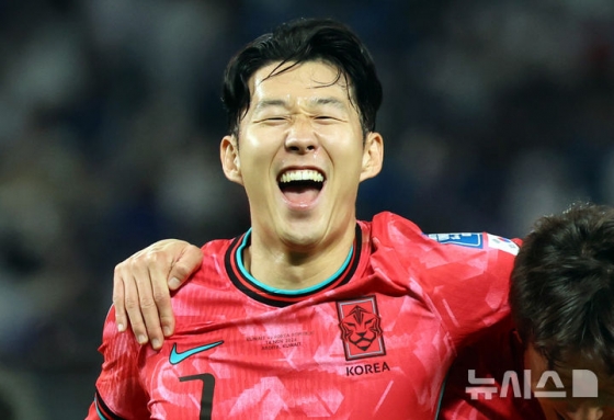 손흥민이 지난 14일(한국시간) 쿠웨이트 자베르 알아흐마드 국제경기장에서 열린 한국 대 쿠웨이트의 2026 국제축구연맹(FIFA) 북중미 월드컵 아시아 3차 예선 B조 5차전 원정에서 페널티킥을 성공 시킨 후 기뻐하고 있다. /사진=뉴시스