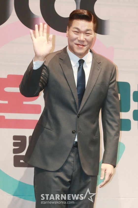 방송인 서장훈이 13일 오전 서울 라마다서울 신도림 호텔에서 진행된 JTBC 예능 '이혼숙려캠프' 제작발표회에 참석해 포즈를 취하고 있다. 인생을 새로고침하기 위한 부부들의 이야기 '이혼숙려캠프'는 오는 15일 첫 방송된다. /2024.08.13 /사진=이동훈