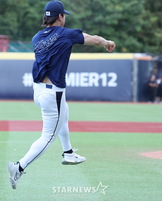 '2024 WBSC 프리미어12' B조 예선 한국-도미니카전이 지난 16일 대만 티엔무 야구장에서 열렸다. 김도영이 수비 훈련을 하고 있다. /사진=김진경 대기자