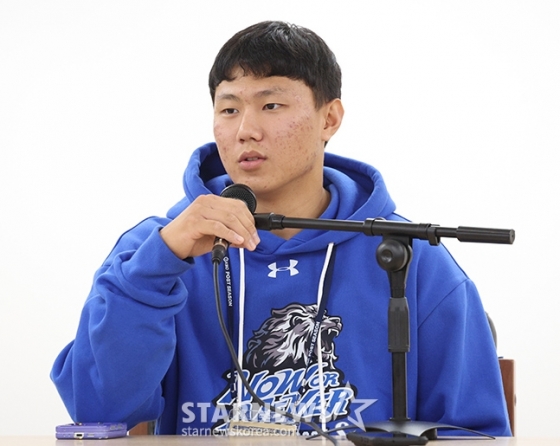 2025 신인드래프트애서 심성에 1차 지명된 배찬승이 경기 관람차 라이온즈파크에 방문, 기자들과 인터뷰를 진행했다. 배찬승이 기자들의 질문에 답하고 있다. /사진=김진경 대기자