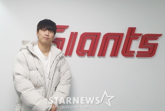 롯데 구승민이 20일 부산 사직야구장에서 스타뉴스와 인터뷰 후 포즈를 취하고 있다. /사진=양정웅 기자