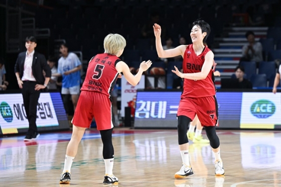 BNK 안혜지(왼쪽)와 박혜진. /사진=WKBL 제공