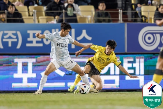 전남과 부산 경기 중. /사진=한국프로축구연맹 제공