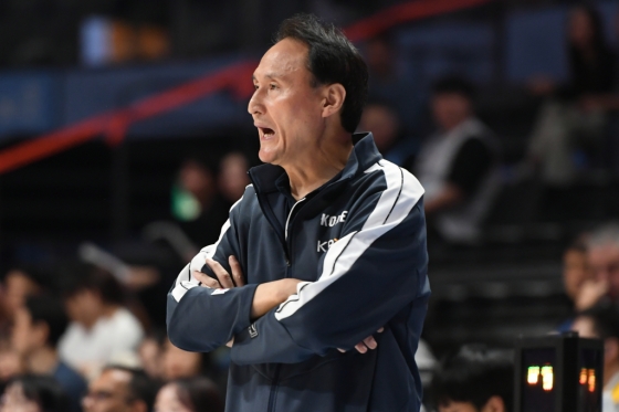안준호 감독이 21일 고양소노아레나에서 열린 한국 대 인도네시아의 '2025 국제농구연맹(FIBA) 아시아컵' 예선 3차전에서 경기를 지켜보고 있다. /사진=대한민국농구협회