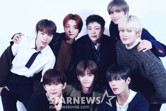 그룹 휘브(WHIB)가 데뷔 1주년을 맞아 서울 종로구 스타뉴스 사옥에서 진행된 인터뷰에 앞서 포즈를 취하고 있다. 휘브는 지난해 11월 8일 싱글 1집 '컷-아웃(Cut-Out)' 더블 타이틀곡 '뱅!(BANG!)'과 '디지(DIZZY)'를 통해 가요계에 데뷔했다. 이들은 1년 동안 '컷-아웃'부터 '이터널 유스: 킥 잇(ETERNAL YOUTH : KICK IT)', '러시 오브 조이(Rush of Joy)'까지 3개의 앨범을 발매하며 활발한 활동을 펼쳤다. /사진=김창현 chmt@