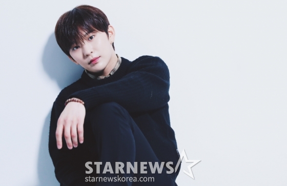 그룹 휘브(WHIB) 하승이 데뷔 1주년을 맞아 서울 종로구 스타뉴스 사옥에서 진행된 인터뷰에 앞서 포즈를 취하고 있다. 휘브는 지난해 11월 8일 싱글 1집 '컷-아웃(Cut-Out)' 더블 타이틀곡 '뱅!(BANG!)'과 '디지(DIZZY)'를 통해 가요계에 데뷔했다. 이들은 1년 동안 '컷-아웃'부터 '이터널 유스: 킥 잇(ETERNAL YOUTH : KICK IT)', '러시 오브 조이(Rush of Joy)'까지 3개의 앨범을 발매하며 활발한 활동을 펼쳤다. /사진=김창현 chmt@
