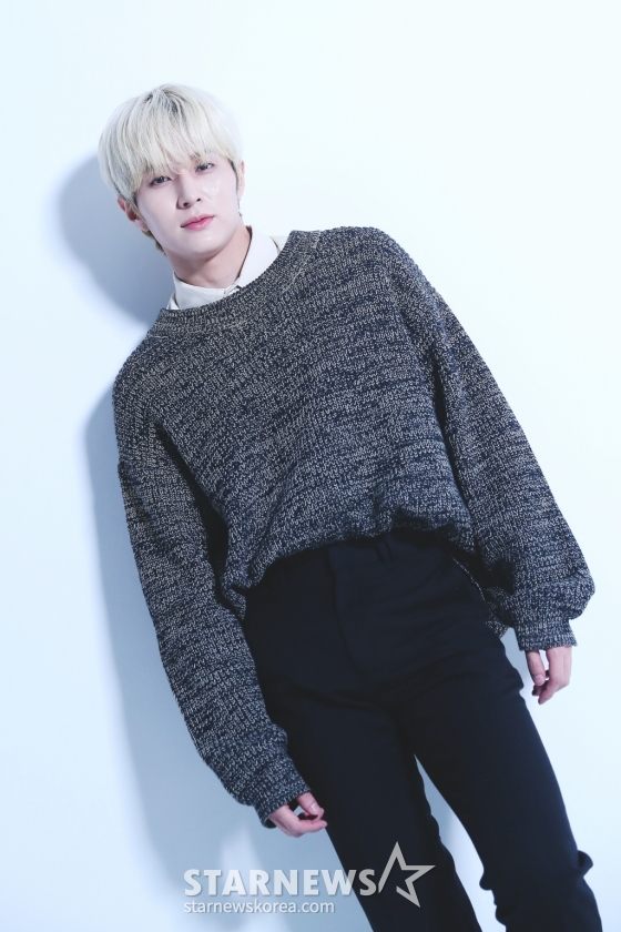 그룹 휘브(WHIB) 유건이 데뷔 1주년을 맞아 서울 종로구 스타뉴스 사옥에서 진행된 인터뷰에 앞서 포즈를 취하고 있다. 휘브는 지난해 11월 8일 싱글 1집 '컷-아웃(Cut-Out)' 더블 타이틀곡 '뱅!(BANG!)'과 '디지(DIZZY)'를 통해 가요계에 데뷔했다. 이들은 1년 동안 '컷-아웃'부터 '이터널 유스: 킥 잇(ETERNAL YOUTH : KICK IT)', '러시 오브 조이(Rush of Joy)'까지 3개의 앨범을 발매하며 활발한 활동을 펼쳤다. /사진=김창현 chmt@