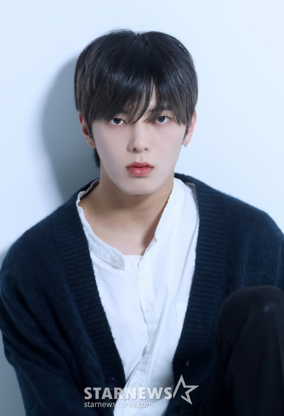 그룹 휘브(WHIB) 이정이 데뷔 1주년을 맞아 서울 종로구 스타뉴스 사옥에서 진행된 인터뷰에 앞서 포즈를 취하고 있다. 휘브는 지난해 11월 8일 싱글 1집 '컷-아웃(Cut-Out)' 더블 타이틀곡 '뱅!(BANG!)'과 '디지(DIZZY)'를 통해 가요계에 데뷔했다. 이들은 1년 동안 '컷-아웃'부터 '이터널 유스: 킥 잇(ETERNAL YOUTH : KICK IT)', '러시 오브 조이(Rush of Joy)'까지 3개의 앨범을 발매하며 활발한 활동을 펼쳤다. /사진=김창현 chmt@
