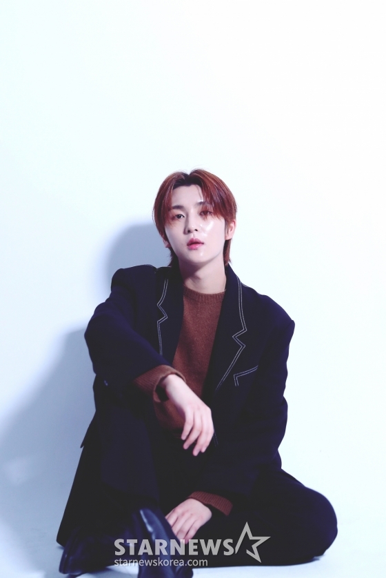 그룹 휘브(WHIB) 인홍이 데뷔 1주년을 맞아 서울 종로구 스타뉴스 사옥에서 진행된 인터뷰에 앞서 포즈를 취하고 있다. 휘브는 지난해 11월 8일 싱글 1집 '컷-아웃(Cut-Out)' 더블 타이틀곡 '뱅!(BANG!)'과 '디지(DIZZY)'를 통해 가요계에 데뷔했다. 이들은 1년 동안 '컷-아웃'부터 '이터널 유스: 킥 잇(ETERNAL YOUTH : KICK IT)', '러시 오브 조이(Rush of Joy)'까지 3개의 앨범을 발매하며 활발한 활동을 펼쳤다. /사진=김창현 chmt@