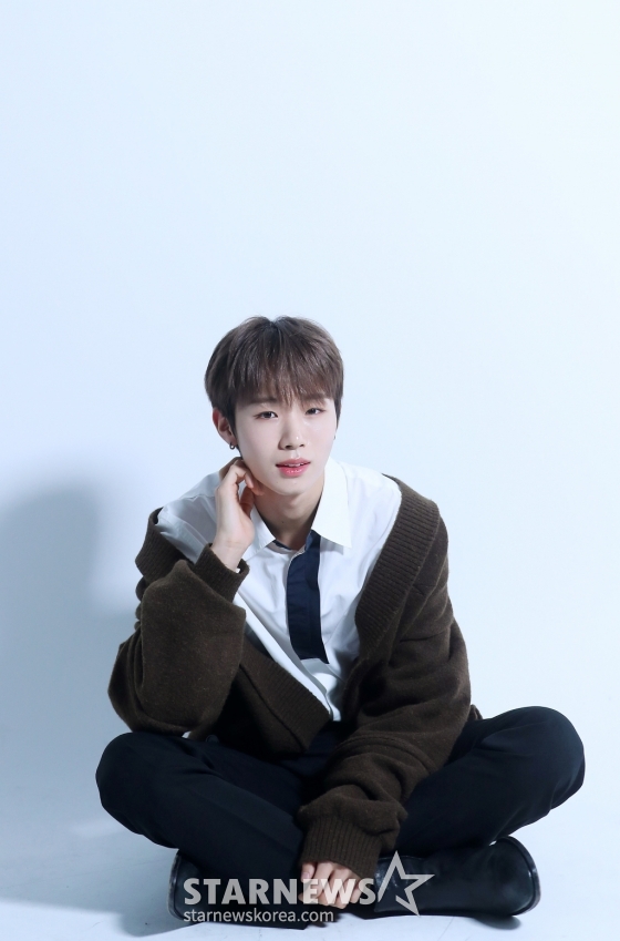 그룹 휘브(WHIB) 원준이 데뷔 1주년을 맞아 서울 종로구 스타뉴스 사옥에서 진행된 인터뷰에 앞서 포즈를 취하고 있다. 휘브는 지난해 11월 8일 싱글 1집 '컷-아웃(Cut-Out)' 더블 타이틀곡 '뱅!(BANG!)'과 '디지(DIZZY)'를 통해 가요계에 데뷔했다. 이들은 1년 동안 '컷-아웃'부터 '이터널 유스: 킥 잇(ETERNAL YOUTH : KICK IT)', '러시 오브 조이(Rush of Joy)'까지 3개의 앨범을 발매하며 활발한 활동을 펼쳤다. /사진=김창현 chmt@