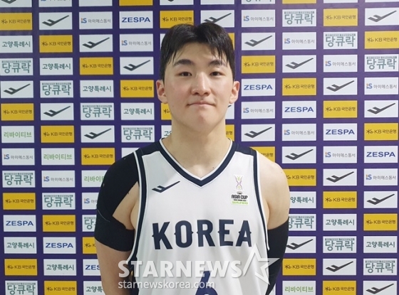 문유현이 24일 고양 소노 아레나에서 열린 호주와 2025 국제농구연맹(FIBA) 아시아컵 예선 WINDOW-2 A조 4차전 종료 후 인터뷰를 하고 있다. /사진=양정웅 기자