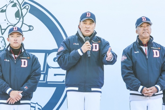 이승엽 두산 베어스 감독(가운데)이 24일 2024 곰들의 모임에서 팬들 앞에 인사를 하고 있다. /사진=두산 베어스 제공