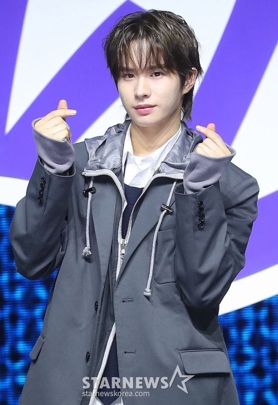 그룹 투어스(TWS) 경민이 25일 오후 서울 용산구 블루스퀘어에서 진행된 첫 번째 싱글 '라스트 벨(Last Bell)' 발매 기념 쇼케이스에 참석해 포즈를 취하고 있다.  투어스 신보에는 타이틀곡 '마지막 축제'를 비롯해 '너의 이름 (Highlight)', '점 대신 쉼표를 그려 (Comma,)' 총 세 곡이 수록됐다. 2024.11.25 /사진=김창현 chmt@