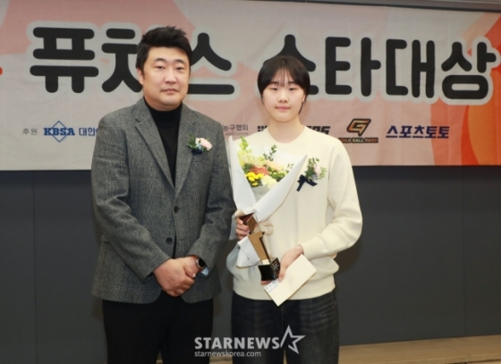 25일 오후 서울 프레스센터에서 진행된 2024 퓨처스 스타대상 시상식(주최 스타뉴스)에서 농구부문 스타상을 수상한 이가현(오른쪽, 수피아여고2)이 신석 한국중고등학교농구연맹 이사화 포즈를 취하고 있다. /사진=이동훈 기자