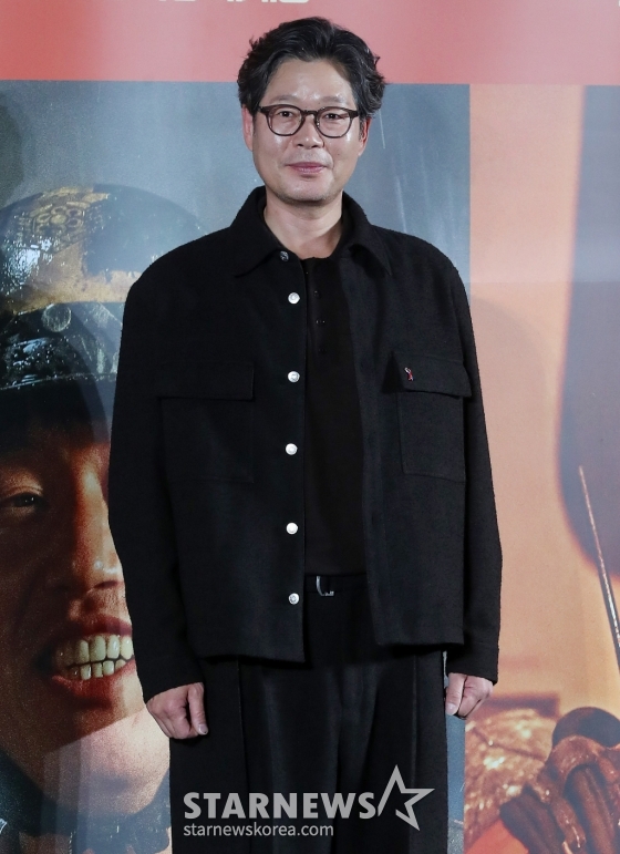 배우 유재명이 8일 오전 서울 용산구 아이파크몰 CGV에서 진행된 영화 '소방관' 제작보고회에 참석해 포즈를 취하고 있다.  '소방관'은 2001년 홍제동 화재 참사 사건 당시 열악한 환경 속에서도 화재 진압과 전원 구조라는 단 하나의 목표를 가지고 투입된 소방관들의 상황을 그린 이야기. 12월 4일 개봉. 2024.11.08 /사진=김창현 chmt@