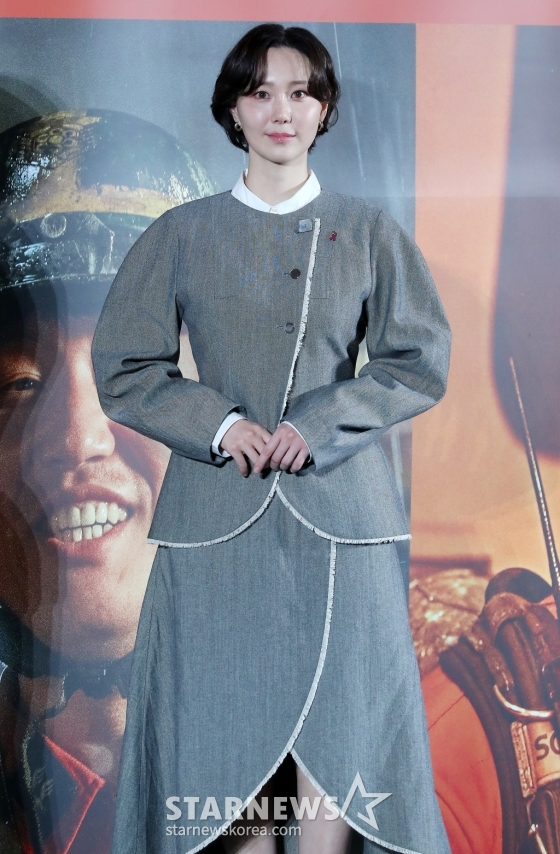 배우 이유영이 8일 오전 서울 용산구 아이파크몰 CGV에서 진행된 영화 '소방관' 제작보고회에 참석해 포즈를 취하고 있다.  '소방관'은 2001년 홍제동 화재 참사 사건 당시 열악한 환경 속에서도 화재 진압과 전원 구조라는 단 하나의 목표를 가지고 투입된 소방관들의 상황을 그린 이야기. 12월 4일 개봉. 2024.11.08 /사진=김창현 chmt@